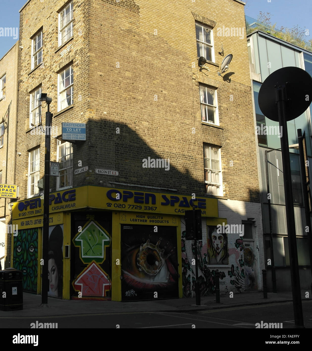 Blue sky illustrazioni ritratto dipinto da vari artisti su uno spazio aperto Shop persiane, angolo via pancetta, Brick Lane, London, Regno Unito Foto Stock