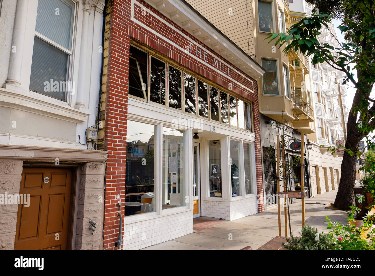 Edificio esterno per il mulino, una caffetteria e panificio che serve caffè Fourbarrel in San Francisco. Foto Stock