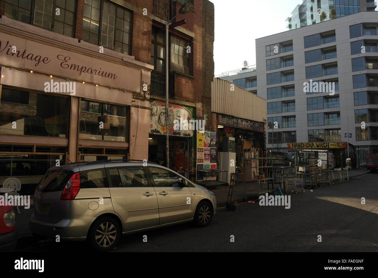 Sunny View, Sclater Street car-park autolavaggio manuale, Vintage Emporium, Bacon Street Salvage, Bacon Street, Brick Lane, Londra Foto Stock