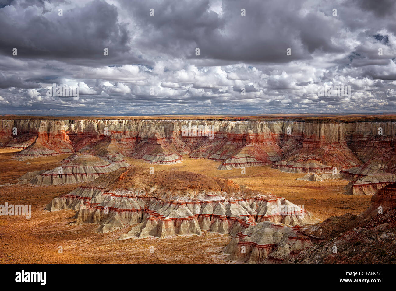 Sun si rompe e passaggio di nuvole sopra queste remote Hopi terre alla spettacolare Ha Ho Nessun Geh Canyon in Coconino County, Arizona. Foto Stock