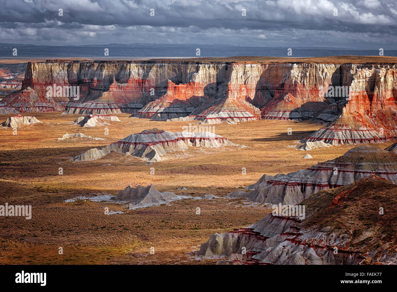 Il passaggio di temporali e sun si rompe evidenziare le colline a bande di remote Ha Ho Nessun Geh Canyon su Northern Arizona Hopi terre. Foto Stock