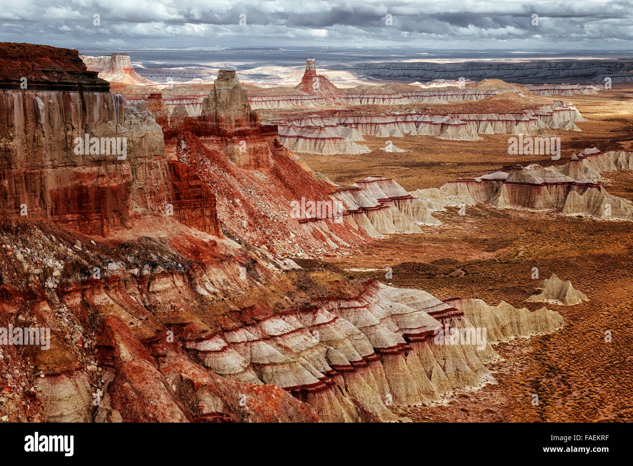 I temporali e sun rompe su queste remote Hopi terre alla spettacolare Ha Ho Nessun Geh Canyon in Coconino County, Arizona. Foto Stock