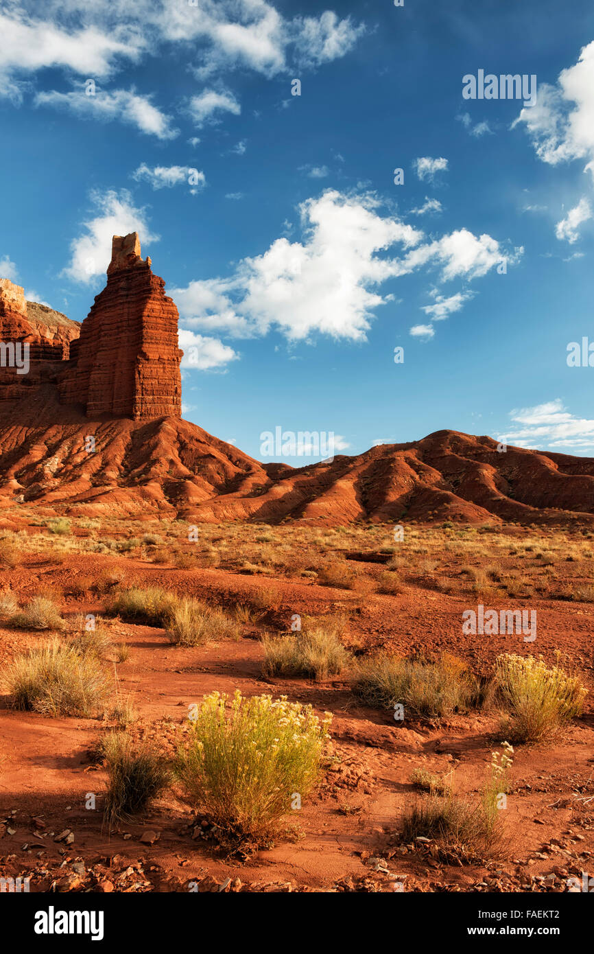 Nel tardo pomeriggio le nuvole passare sopra il pilastro di pietra arenaria noto come Chimney Rock in Utah Capitol Reef National Park. Foto Stock