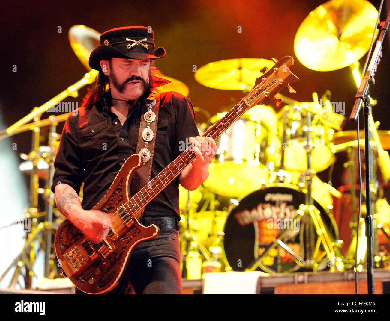 Nuerburg, Germania. 05 Giugno, 2010. Noi hard rock icone Motörhead esegue con Lemmy Kilmister eseguire al Rock am Ring Festival al Nurburgring in Nuerburg, Germania, 05 giugno 2010. Quattro giorni di festival sold out con 85.000 visitatori. Foto: HARALD TITTEL/dpa/Alamy Live News Foto Stock