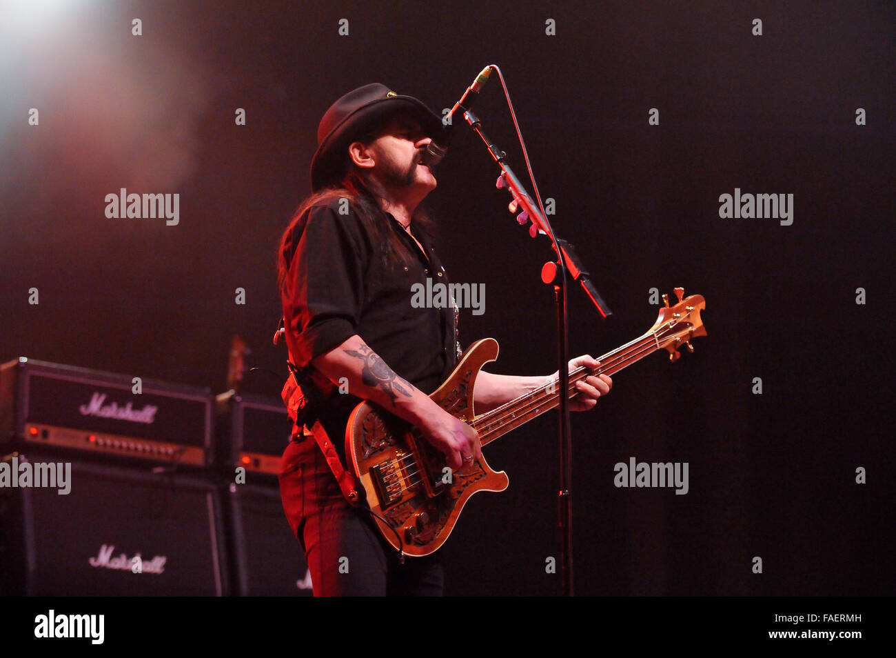 Duesseldorf, Germania. 30 Novembre, 2010. Il cantante e il bassista della band britannica Motörhead, Ian 'Lemmy Kilmister", esegue sulla sua chitarra durante un concerto dal vivo della band presso il Philipshalle venue in Duesseldorf, Germania, 30 novembre 2010. Foto: Revierfoto/dpa/Alamy Live News Foto Stock