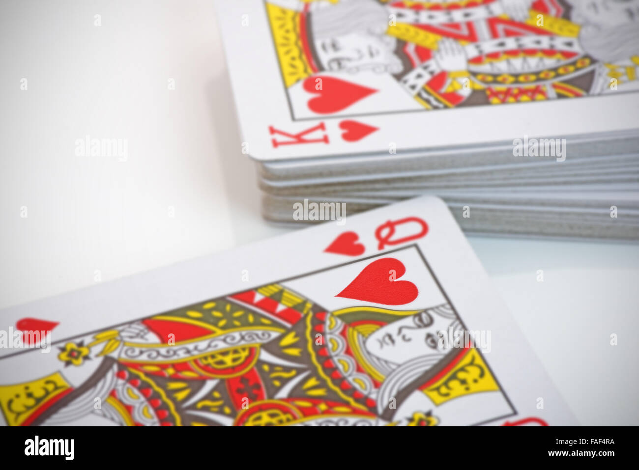 Il re e la Regina di Cuori sulle carte da gioco. Shallow d o f. con vignette. Valentine/Amore concetto Foto Stock