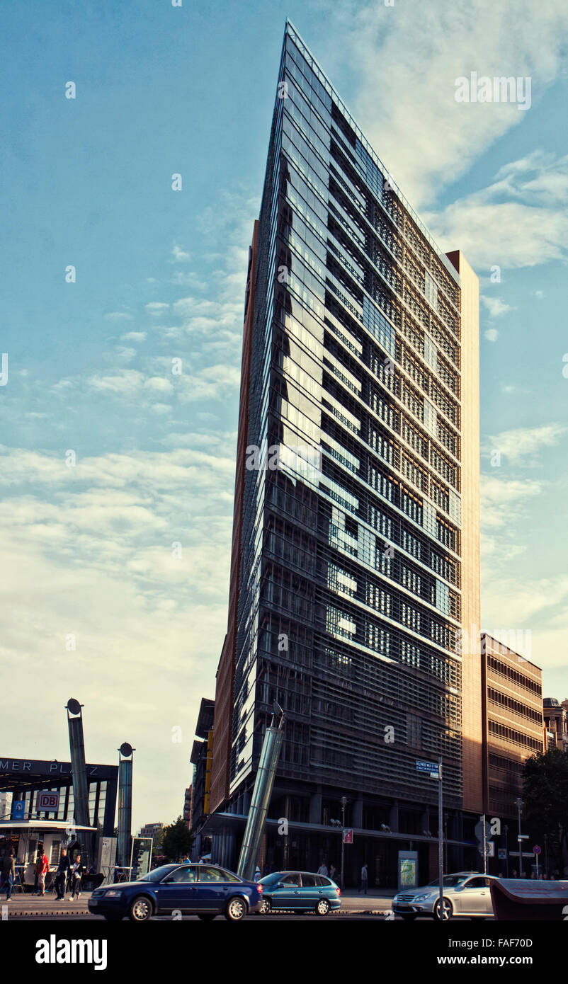 E moderno grattacielo a Potsdamer Platz di Berlino al crepuscolo Foto Stock