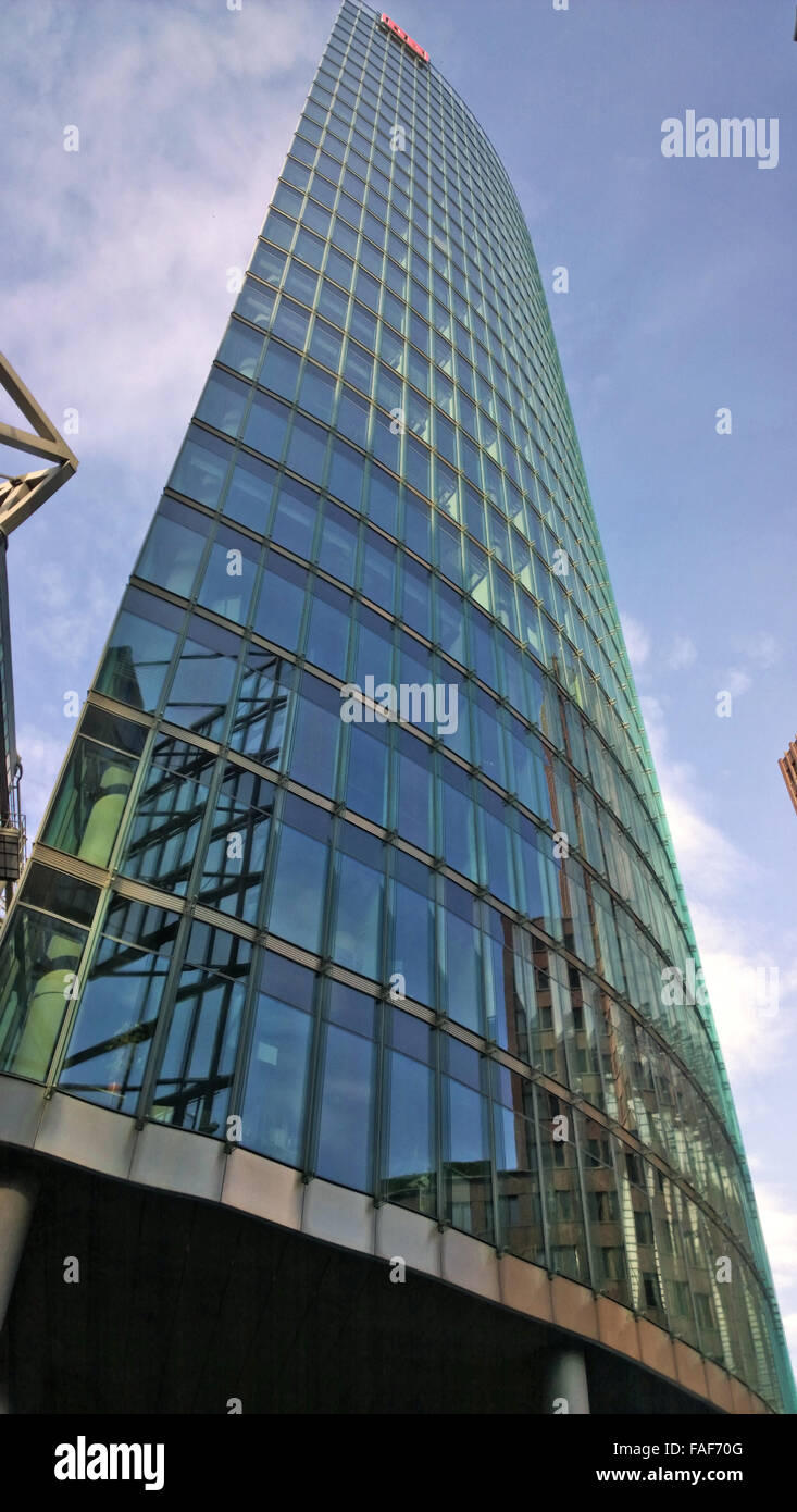 Il grattacielo di vetro a Potsdamer Platz di Berlino Foto Stock