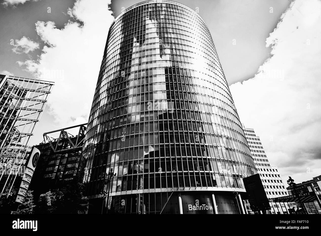 La riflessione sulla superficie di vetro del moderno grattacielo a Potsdamer Platz di Berlino Foto Stock
