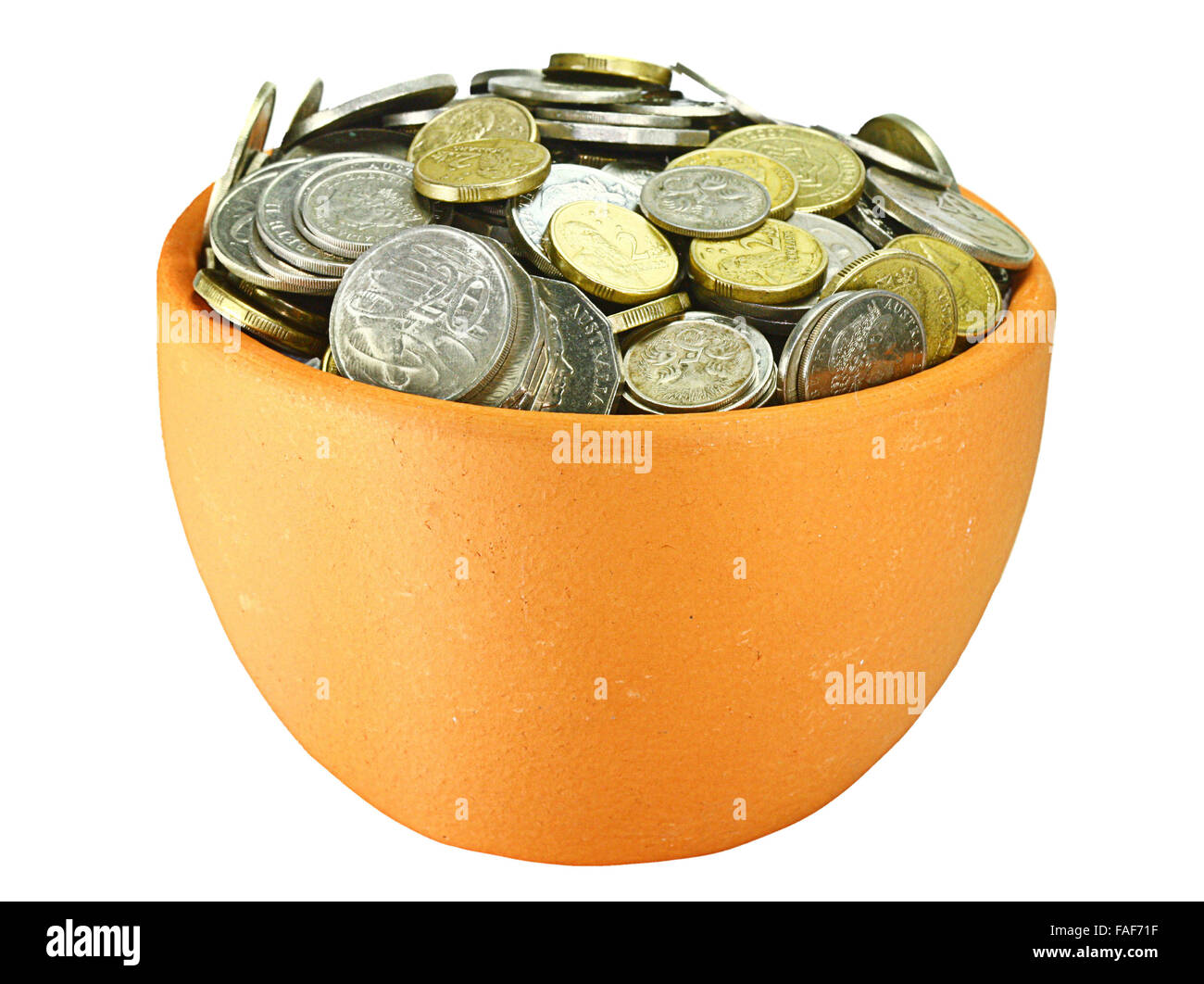 Una pentole di monete su sfondo bianco Foto Stock