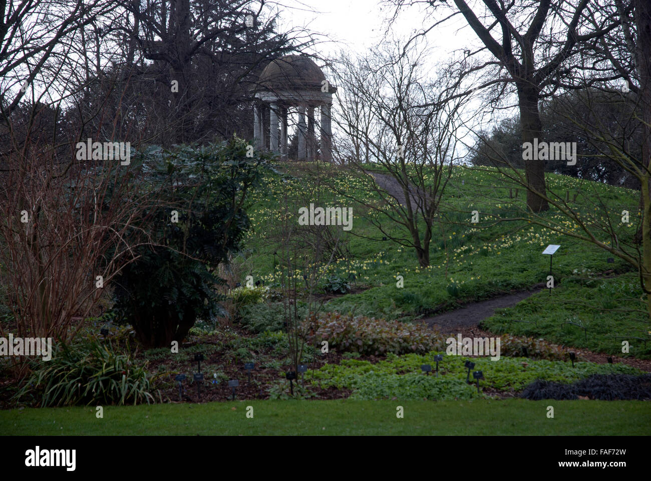Tempio di Eolo e Woodland Garden Kew Gardens Londra Inghilterra REGNO UNITO Foto Stock