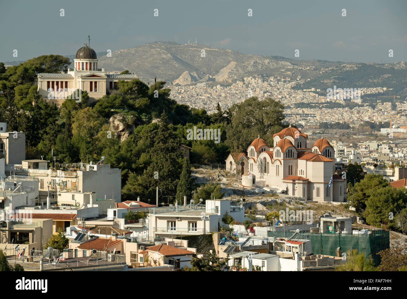 Il Greco Osservatorio Nazionale sulla cima della collina e di Santa Marina Chiesa, Atene, Grecia Foto Stock