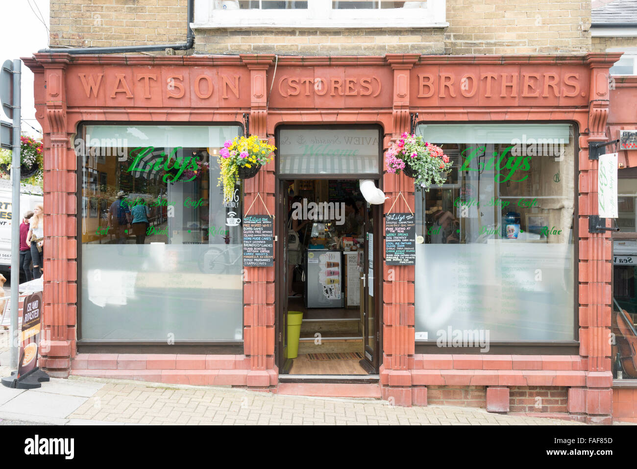 Lilys cafe e un negozio nel vecchio Watson fratelli di negozi o negozi nel villaggio di Seaview Isle of Wight UK. Foto Stock