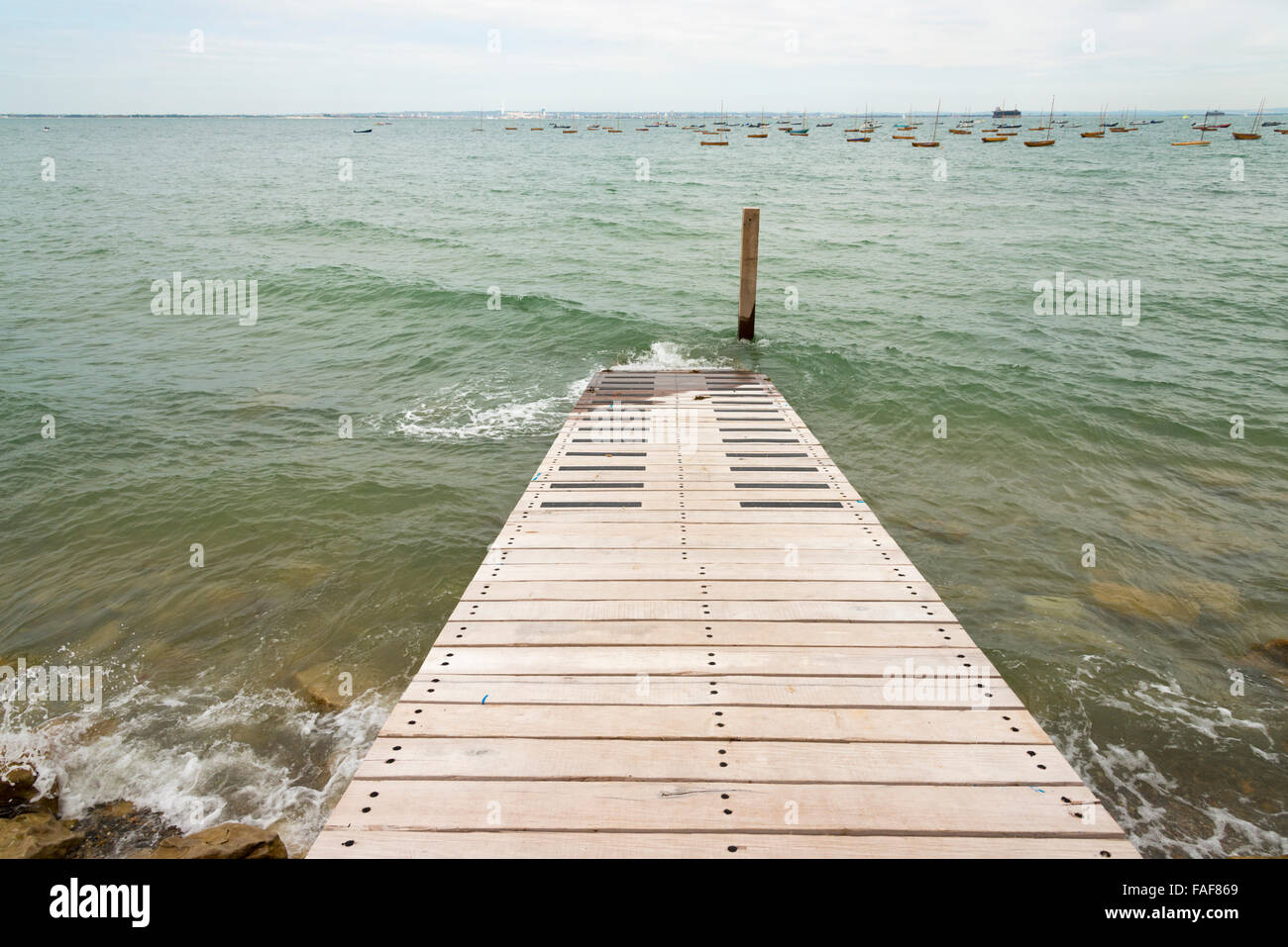 Un pontile in legno e il mare sulla costa a Seaview Isle of Wight REGNO UNITO Foto Stock