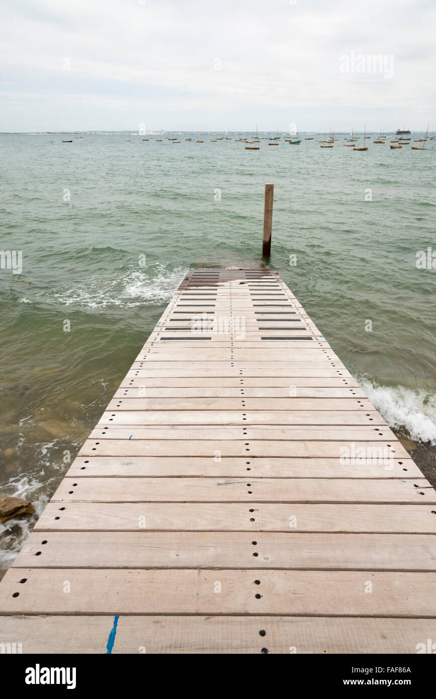Un pontile in legno e il mare sulla costa a Seaview Isle of Wight REGNO UNITO Foto Stock