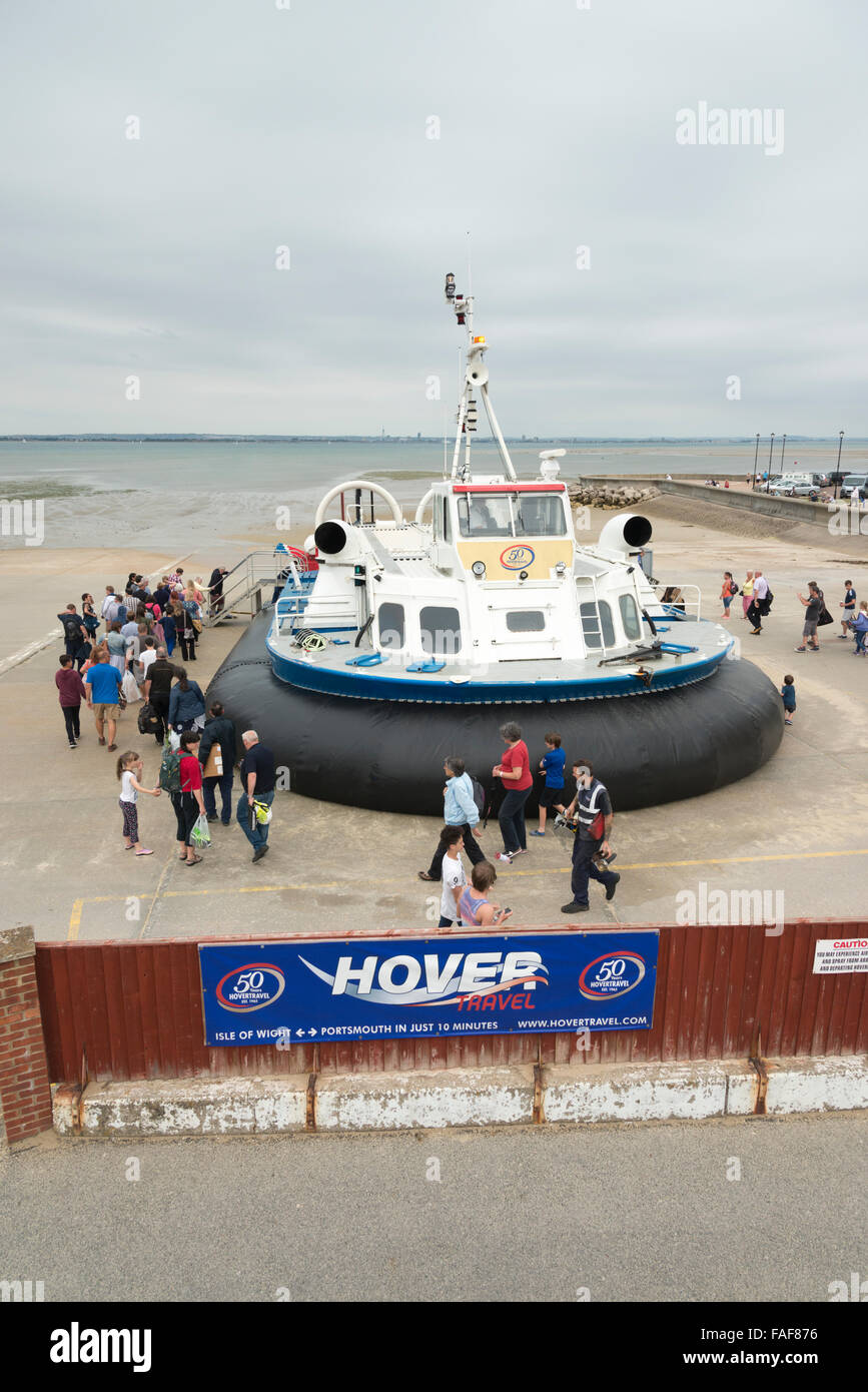 I passeggeri di salire a bordo di un Hovercraft dalla società Hovertravel a Ryde Isle of Wight UK. Foto Stock