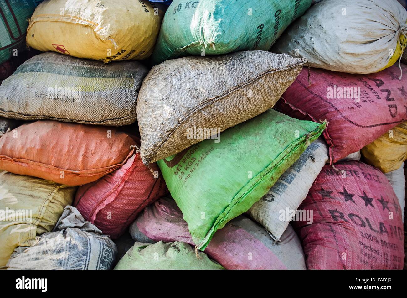 Sacchi colorati in una pila Foto Stock