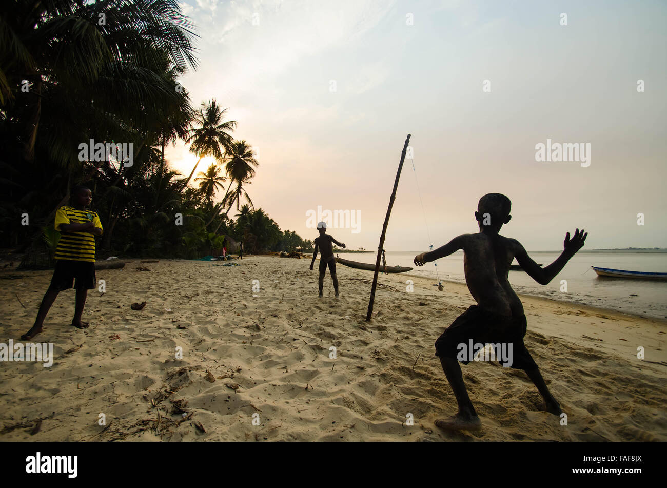 Ragazzi giocando a un gioco su una spiaggia sull isola Yele, Turtle Islands, Sierra Leone. Foto Stock