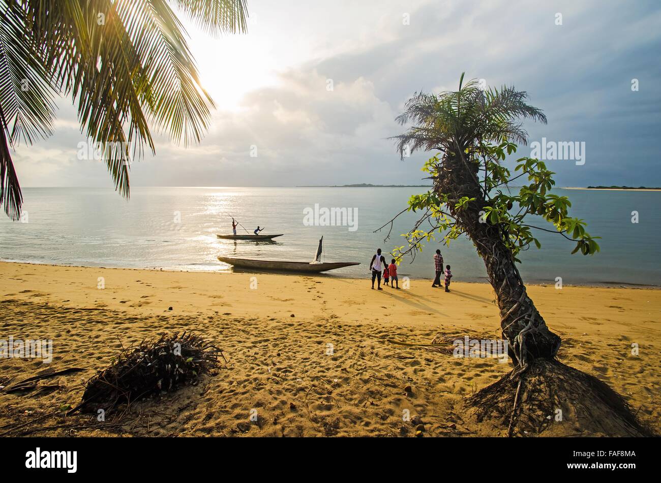 Gli abitanti di un villaggio a piedi lungo una spiaggia su sei isola, la Tartaruga isole, Sierra Leone. Foto Stock