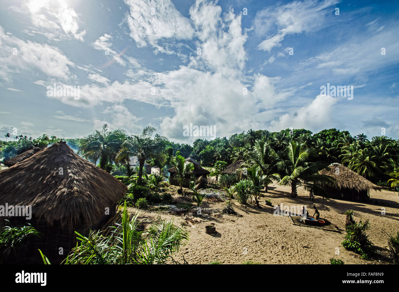 Remoto villaggio su Yele Island (l'Isola della Tartaruga), Sierra Leone. Foto Stock