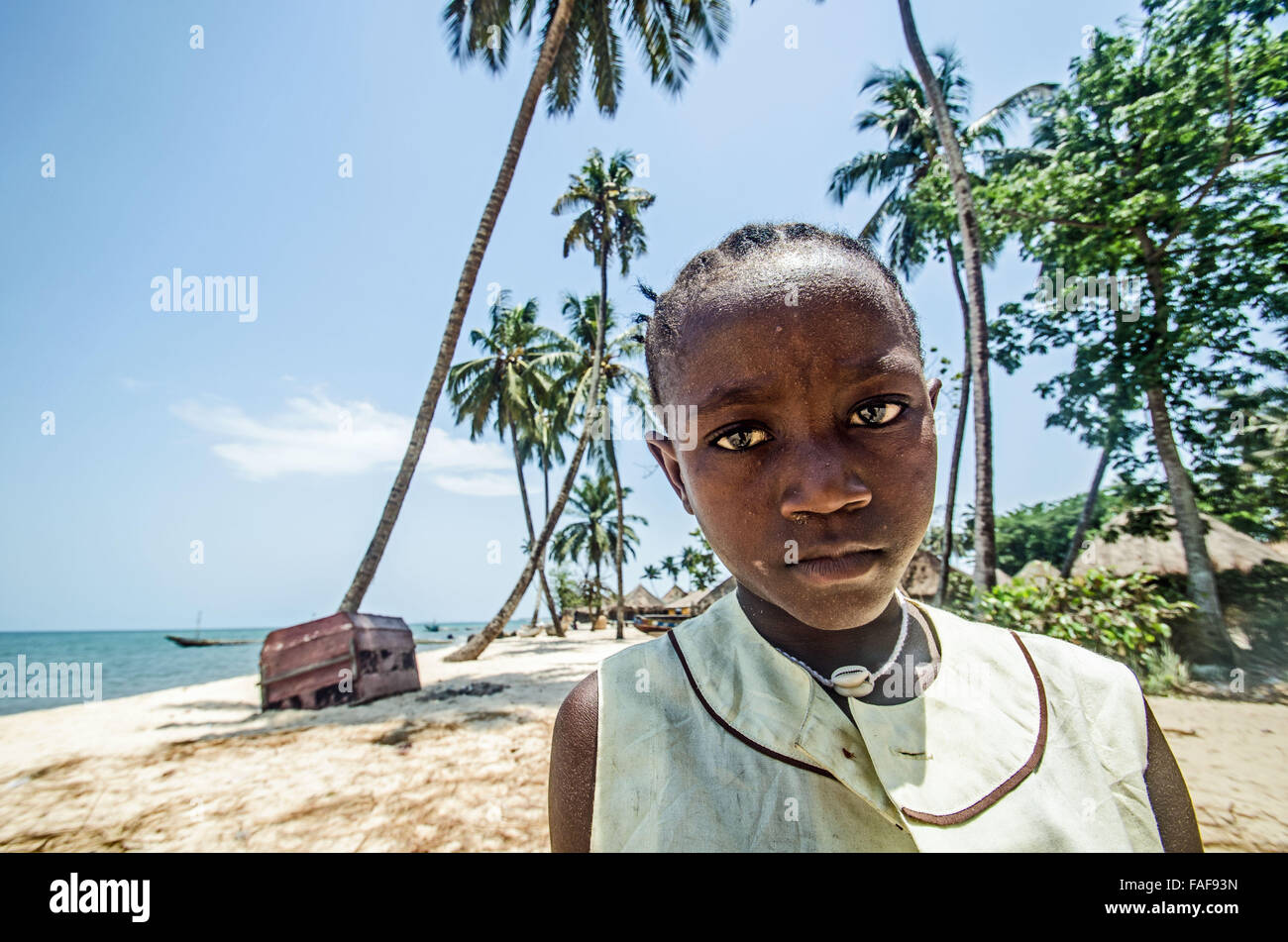 Ragazza sulla spiaggia su sei isola, la Tartaruga isole, Sierra Leone. Foto Stock