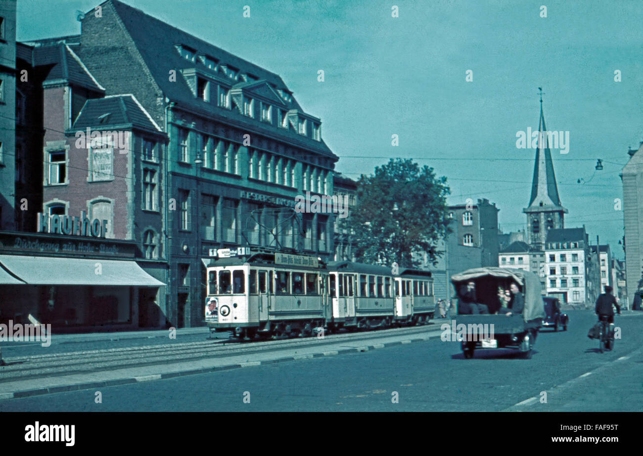 Die Strassenbahn auf der Pipinstraße Ecke Hohe Straße, mit der Kirche San Martin in der Innenstadt von Köln, Deutschland 1930er Jahre. Il tram su Pipinstrasse angolo di strada Hohe Strasse con la chiesa di San Martino presso il centro della città di Colonia, Germania 1930s. Foto Stock