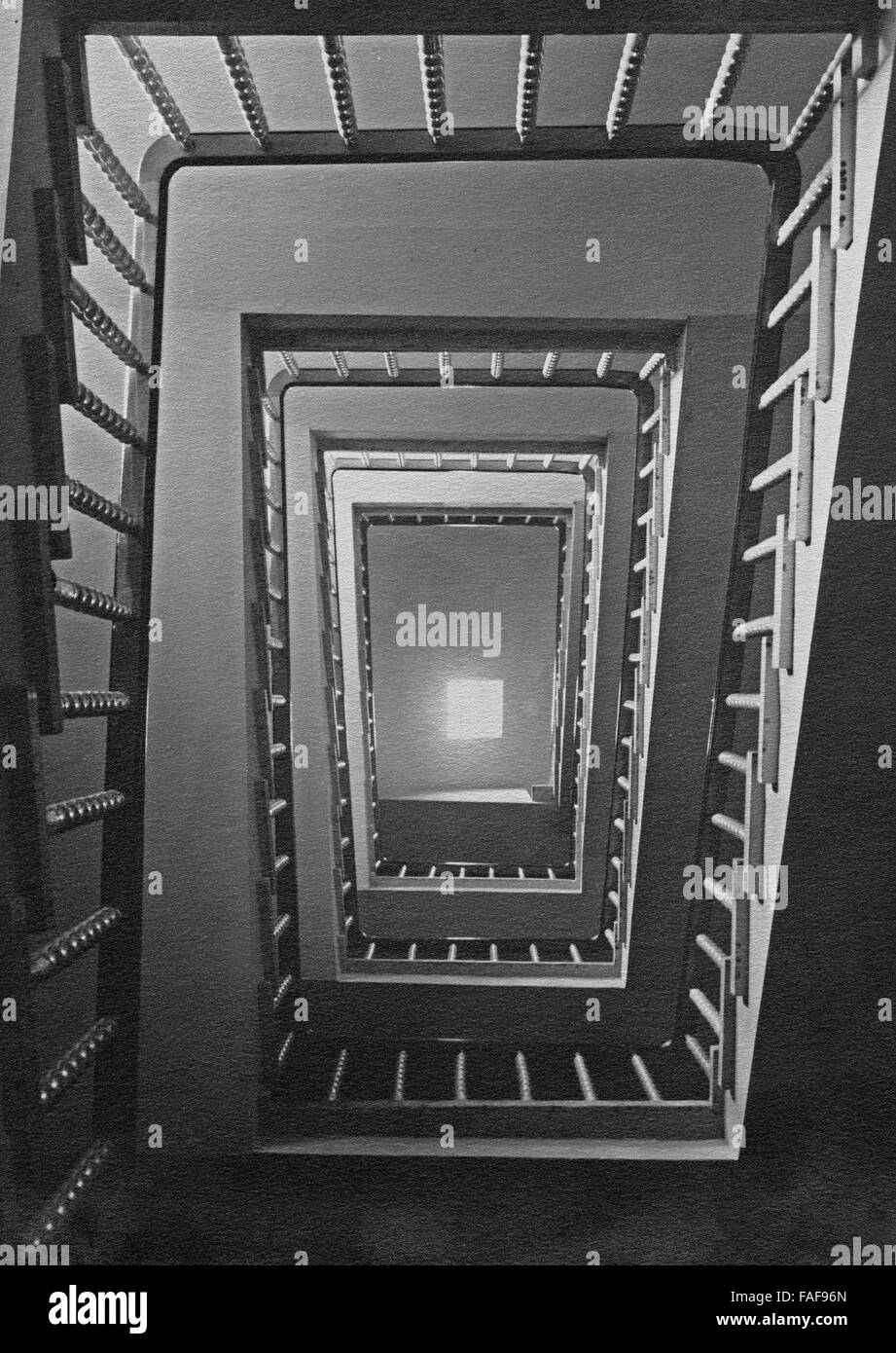 Blick in die oberen Stockwerke eines Treppenhauses, Deutschland 1920er Jahre. Vista verso i piani superiori in corrispondenza di una scala, Germania 1920s. Foto Stock