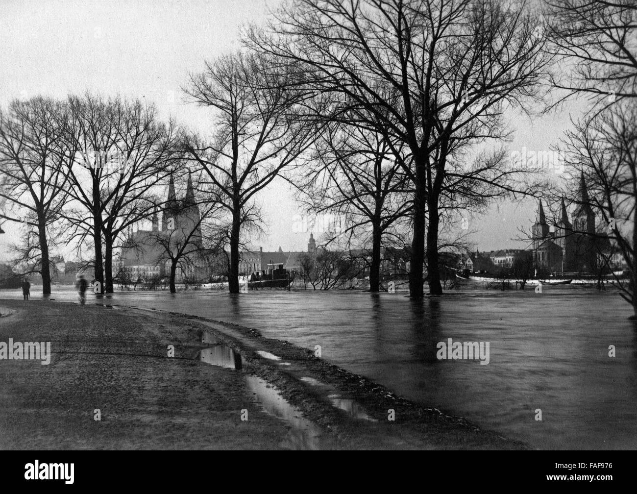 Blick vom Rheinpark in Deutz auf die Stadtseite während des Hochwassers im Januar 1926 in Köln, Deutschland 1920er Jahre. Vista dal parco del Reno presso Deutz in città durante il diluvio nel gennaio 1926 a Colonia, Germania 1920s. Foto Stock