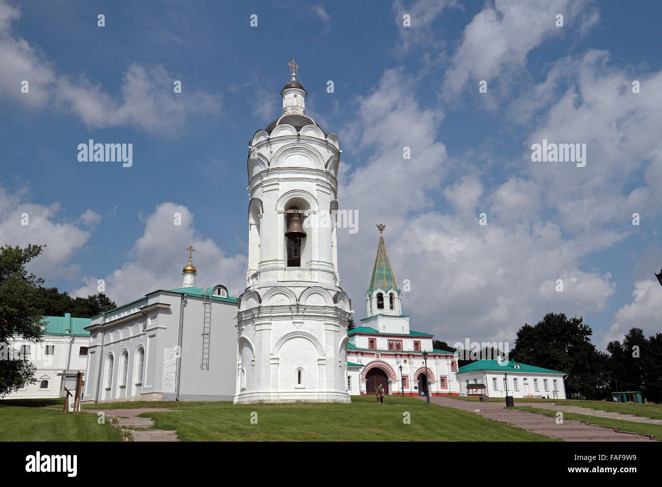 La torre campanaria e cancelli anteriore, Kolomenskoe (Kolomenskoe storico e il Museo di architettura e di riserva), Mosca, Russia. Foto Stock