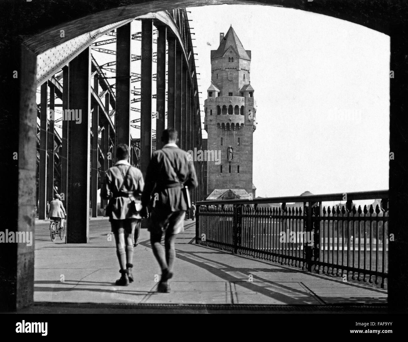 Zwei junge Männer auf dem Weg über die Hohenzollernbrücke von Deutz nach Köln, Deutschland 1920er Jahre. Due giovani uomini sul loro modo al di sopra del ponte Hohenzollernbruecke da Deutz di Colonia, Germania 1920s. Foto Stock