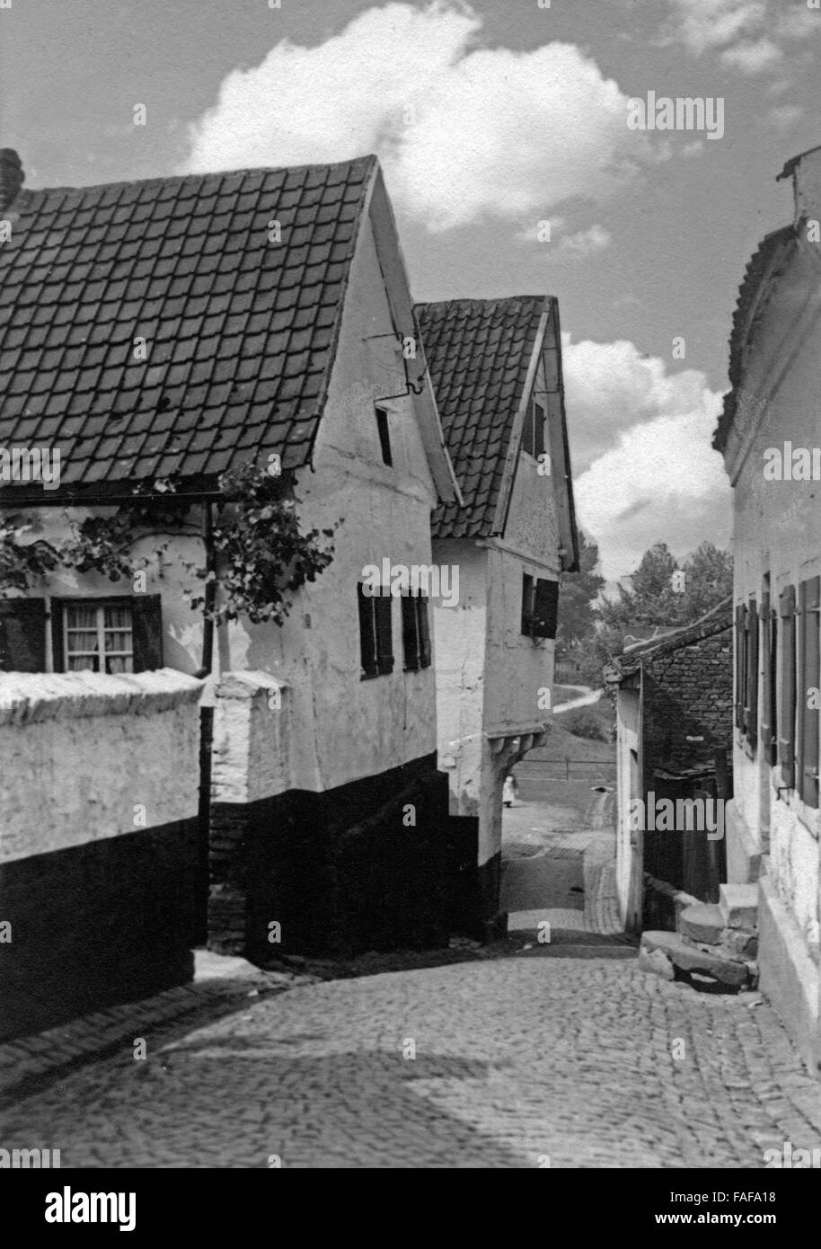 Alte Häuser führen zum Rhein in Porz Zündorf, Deutschland 1930er Jahre. Vecchie case conducono giù al fiume Reno a Porz Zuendorf, Germania 1930s. Foto Stock