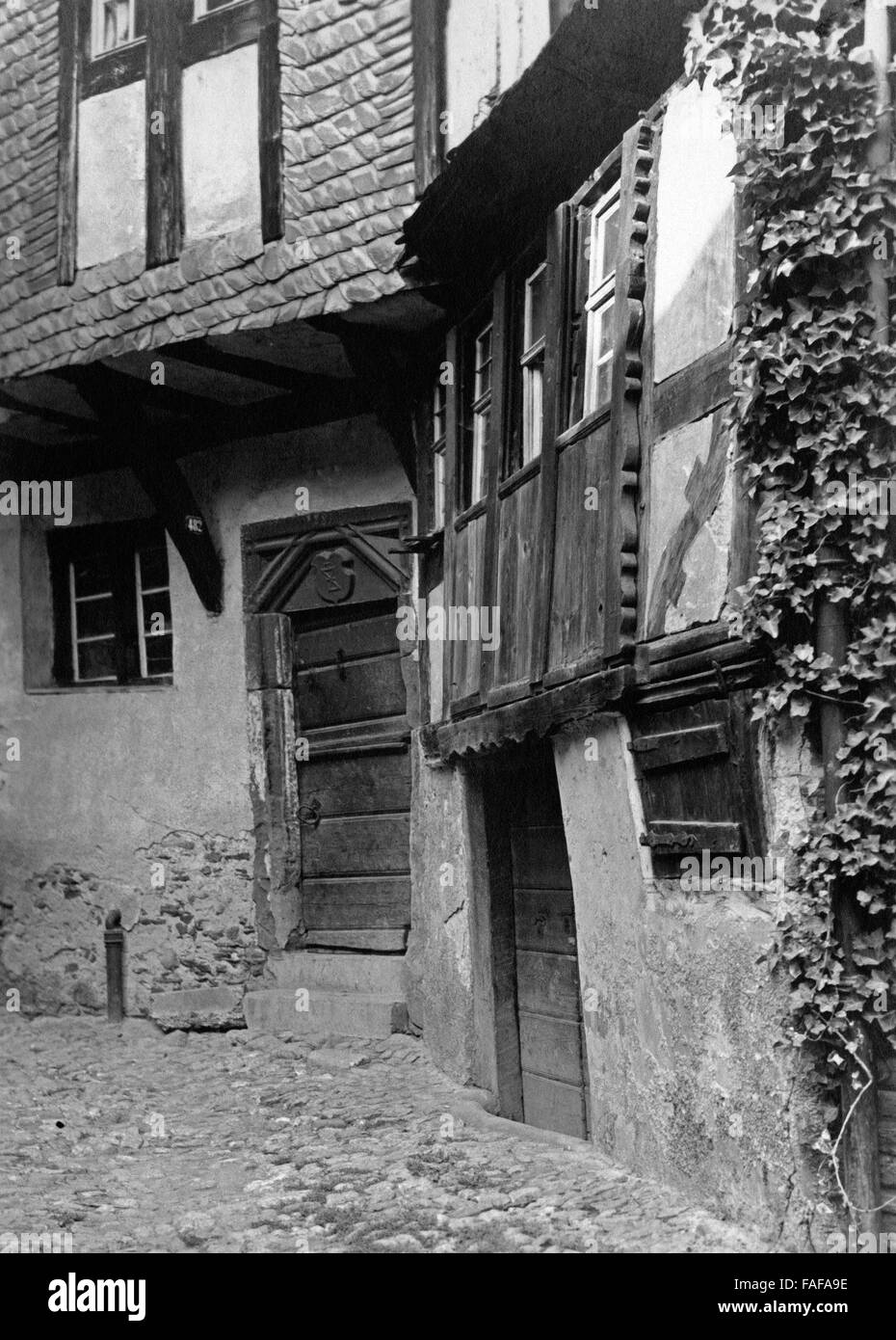 Das Haus Nr. 482 in der Ortschaft Enkirch an der Mosel, Deutschland 1930er Jahre. Casa No. 482 presso la cittadina di Enkirch al fiume Mosella, Germania 1930s. Foto Stock