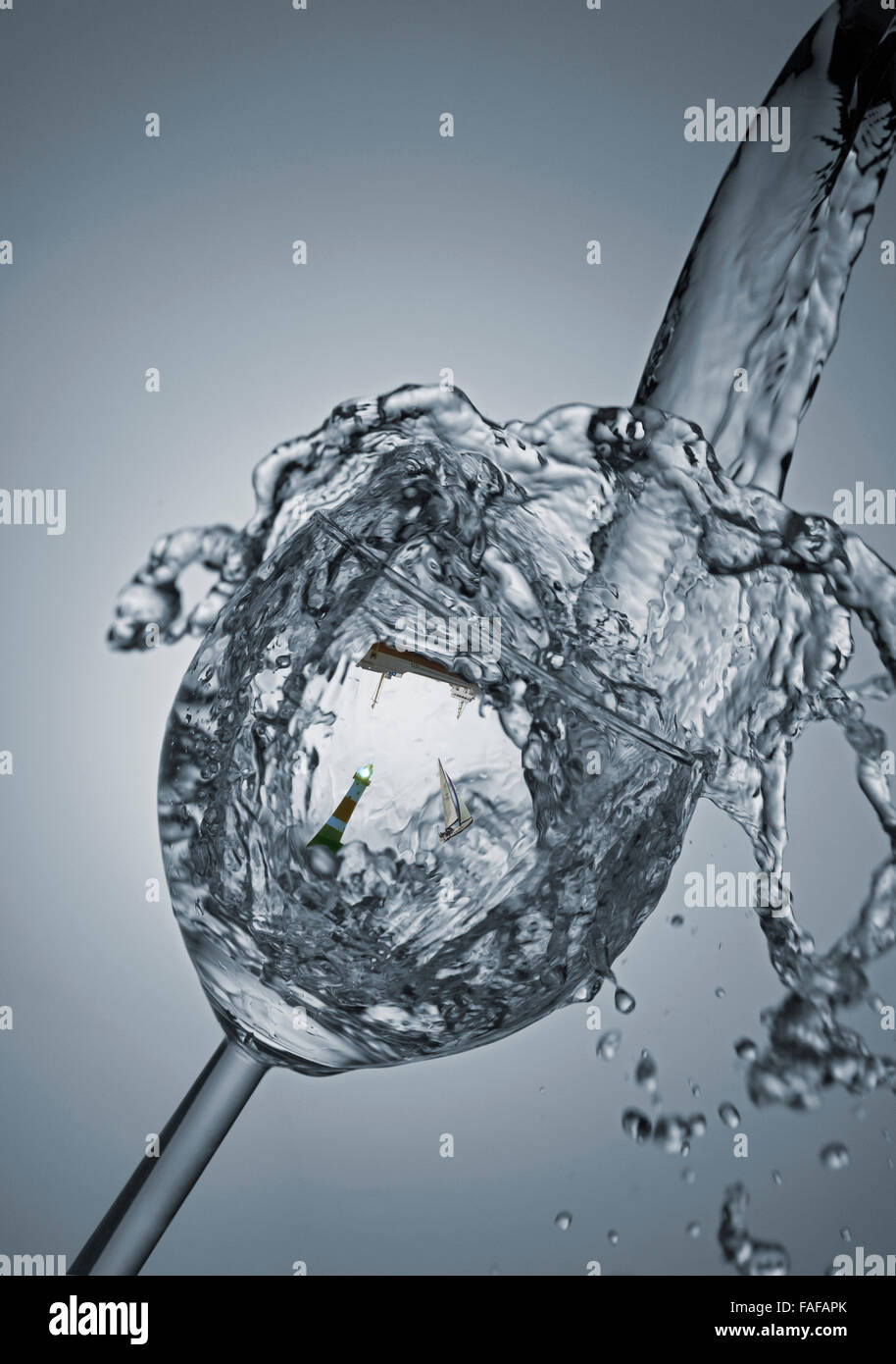 Una corsa di acqua versando in un bicchiere con il faro e delle navi all'interno del caos Foto Stock