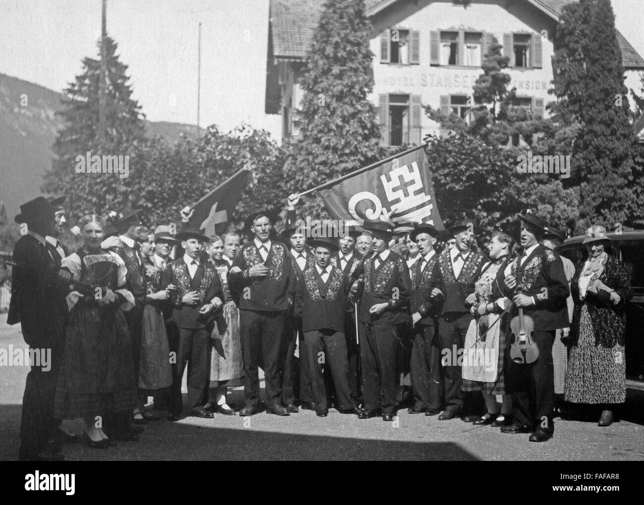 Die Mitglieder des Jodlerklubs a Stans im Kanton Nidwalden bringen ein Ständchen, Schweiz 1930er Jahre. Membri della Stans yodeller's club a Stans nel canton Nidvaldo, Svizzera 1930s. Foto Stock