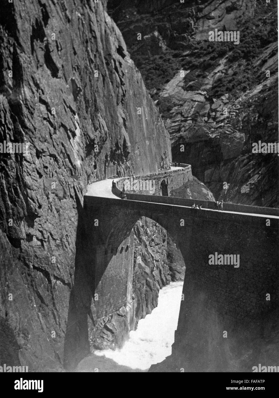 Die Teufelsbrücke in der Schöllenenschlucht im Kanton Uri, Schweiz 1930er Jahre. Ponte Teufelsbruecke a Schoellenen canyon nel canton Uri, Svizzera 1930s. Foto Stock