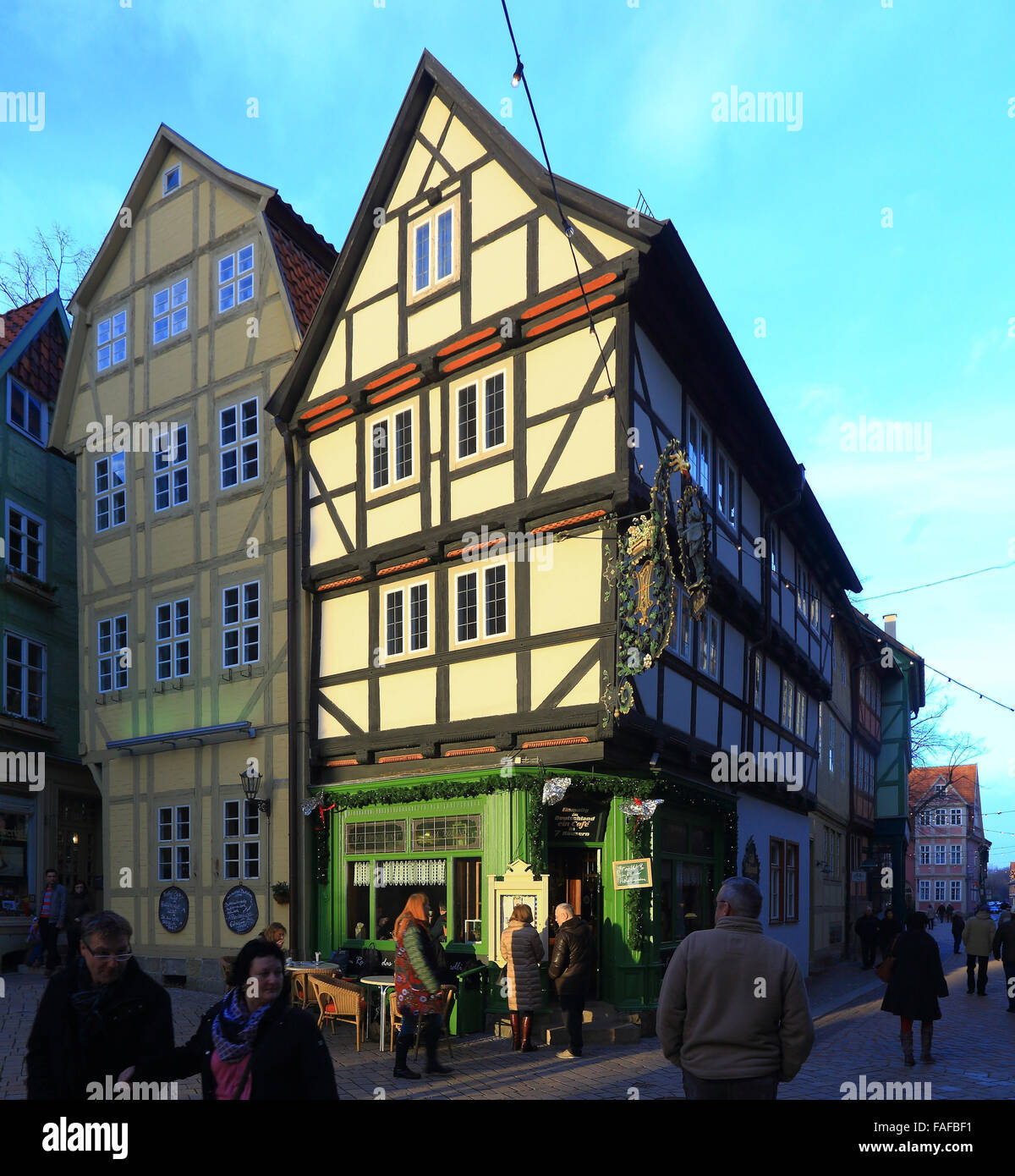 I turisti sedersi fuori il Roland Cafe in Quedlinburg, Germania, 29 dicembre 2015. Ci sono più di 1.200 edifici con travi in legno di varie età nel patrimonio mondiale UNESCO Città. Foto: Jens WOLF/ZB Foto Stock