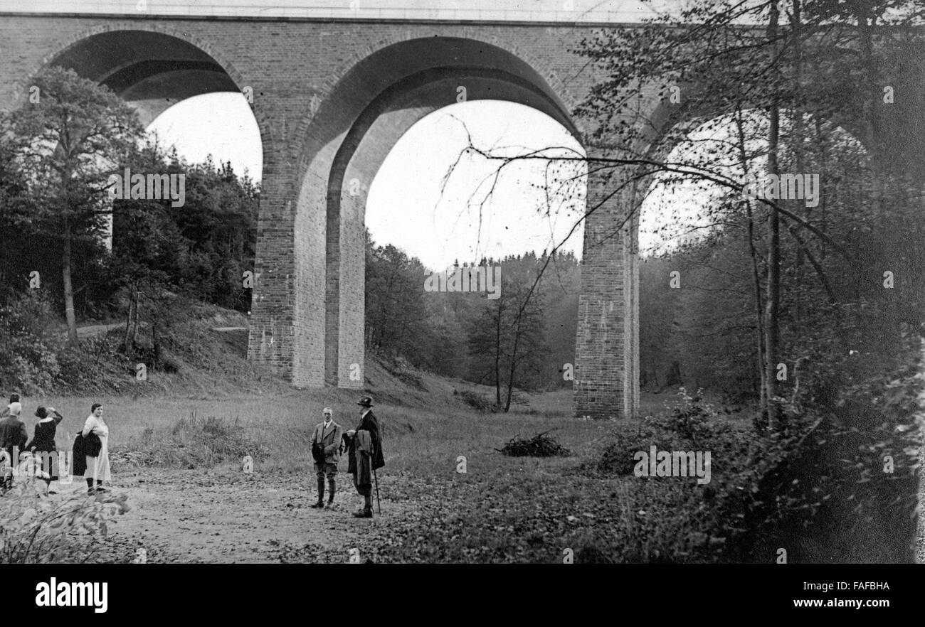 Menschen unter der Autobahnbrücke Lambertsmühle bei Burscheid, Deutschland 1930er Jahre. Le persone sotto il ponte dell'autostrada a Lambertsmuehle vicino Burscheid, Germania 1930s. Foto Stock