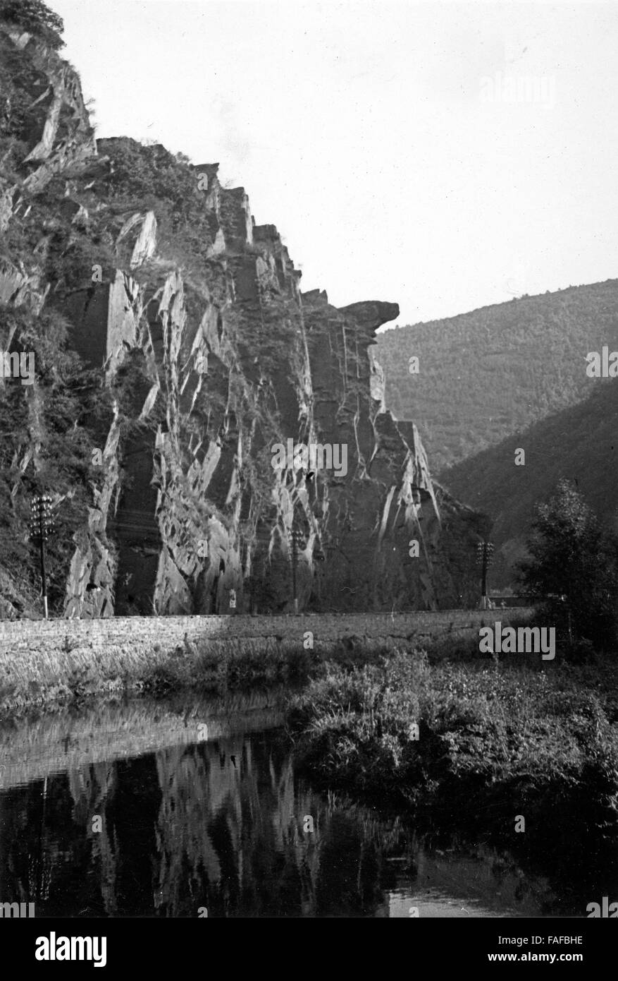 Die "Bunte Kuh", ein markanter Felsen an der Ahr zwischen Marienthal und Walporheim, Deutschland 1930er Jahre. "Bunte Kuh", un extraodrinary roccia di fiume Ahr, tra Marienthal e Walprzheim, Germania 1930s. Foto Stock
