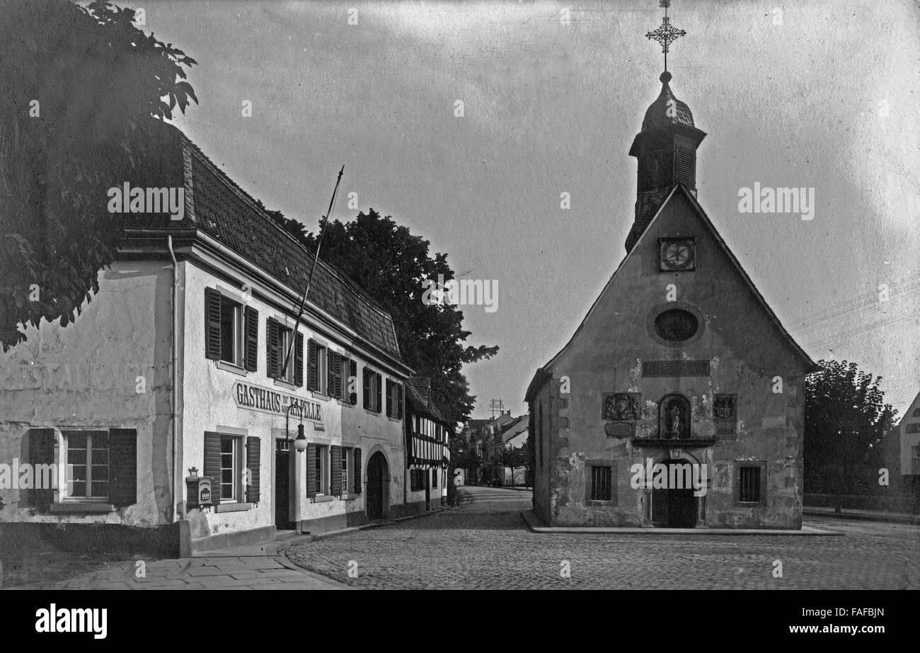 Gasthaus zur alten Kapelle mit der Marienkapelle in Rhöndorf bei Bonn, Deutschland 1920er Jahre. Inn and Old St. Mary's Chapel di Rhoendorf vicino a Bonn, Germania 1920s. Foto Stock