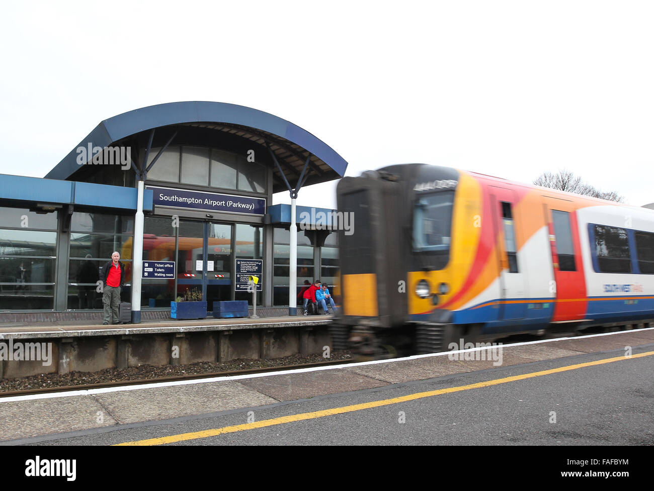 A sud ovest di treno in arrivo presso l'aeroporto di Southampton Parkway stazione ferroviaria accanto per l'aeroporto di Southampton Foto Stock