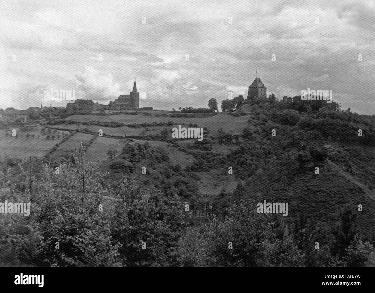 Blick zur Stadt und zur Burg Nideggen in der Eifel, Deutschland 1930er Jahre. Vista della città e il castello Nideggen nella regione Eifel, Germania 1930s. Foto Stock