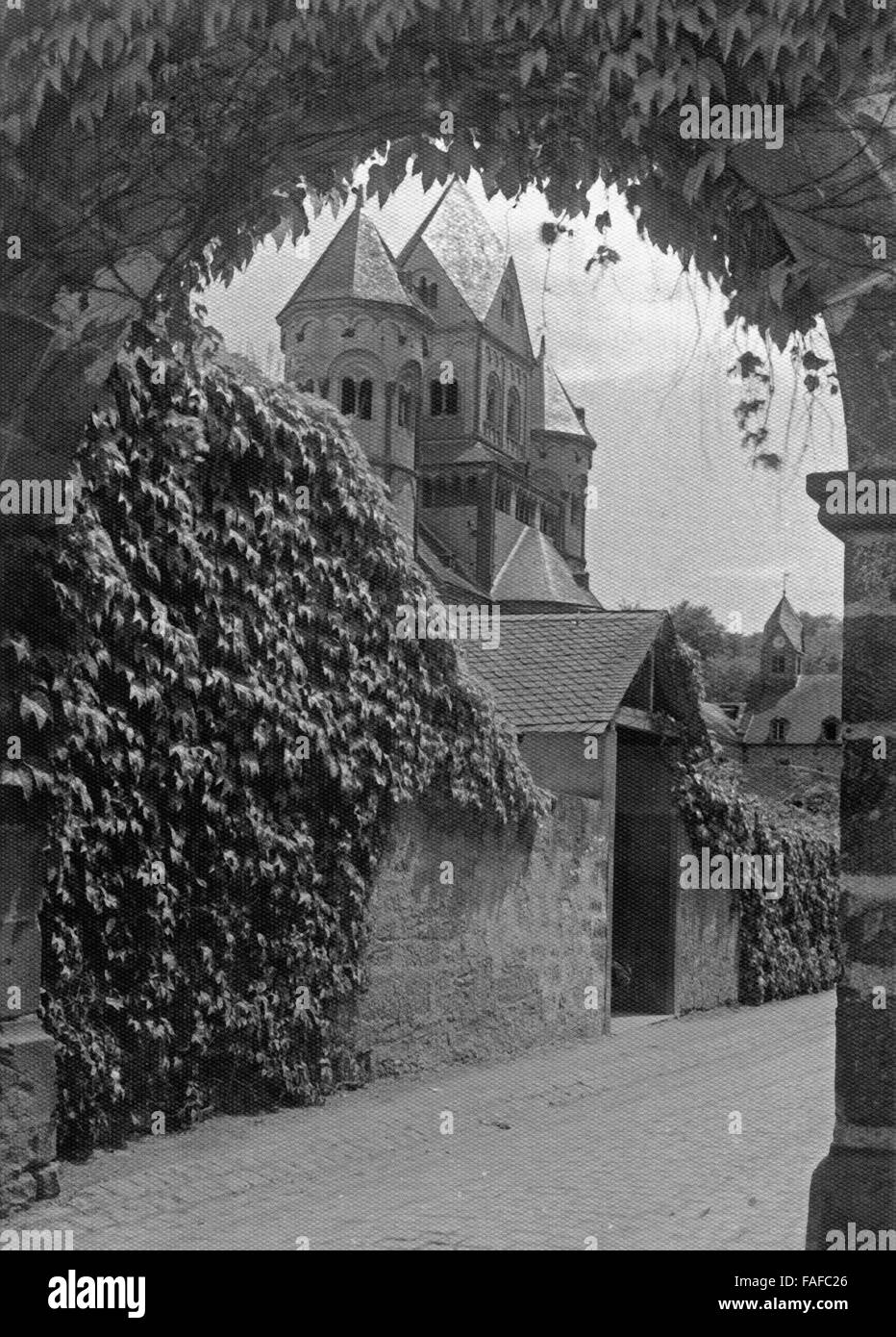 Eingang zum Kloster Maria Laach in der Vulkaneifel, Deutschland 1920er Jahre. Ingresso a Maria Laach monastero nella regione Eifel, Germania 1920s. Foto Stock