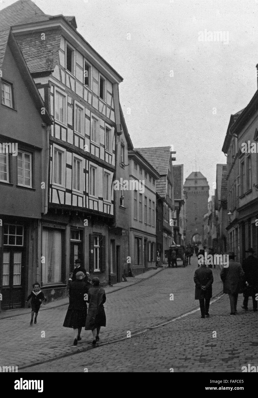 Menschen in den strassen von Linz am Rhein, Deutschland 1920er Jahre. La gente nelle strade di Linz sul fiume Reno, Germania 1920s. Foto Stock
