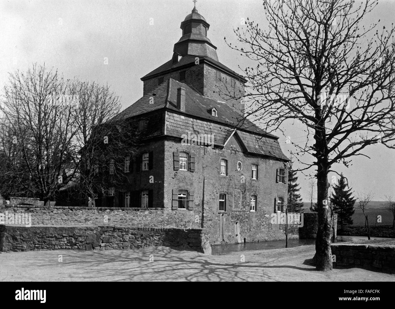 Schloss Kirspenich bei Bad Münstereifel, Deutschland 1920er Jahre. Schloss Kirspenich castello vicino a Bad Muenstereifel, Germania 1920s. Foto Stock