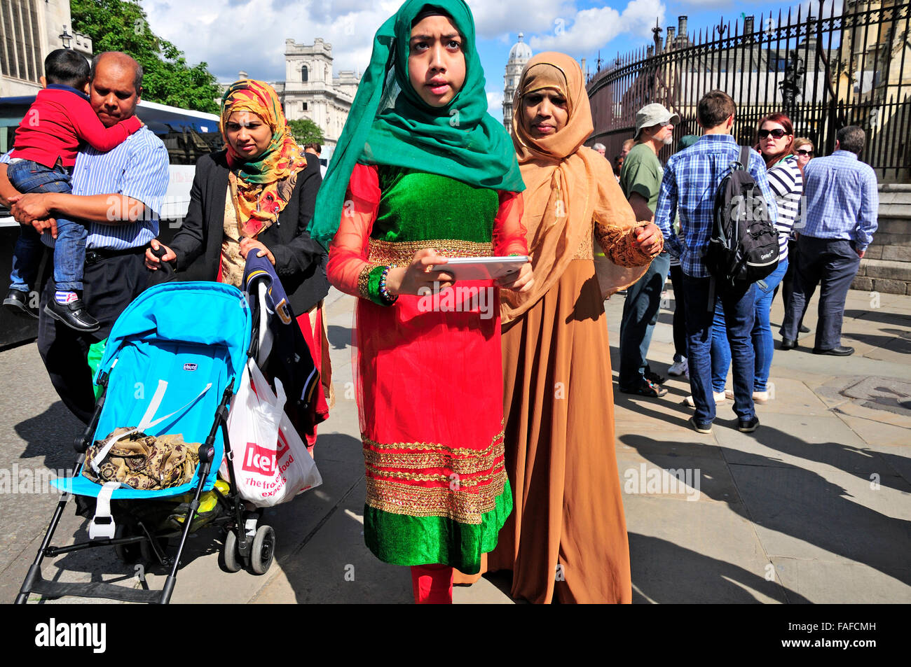 Londra, Inghilterra, Regno Unito. Le donne musulmane di indossare il velo islamico in piazza del Parlamento Foto Stock