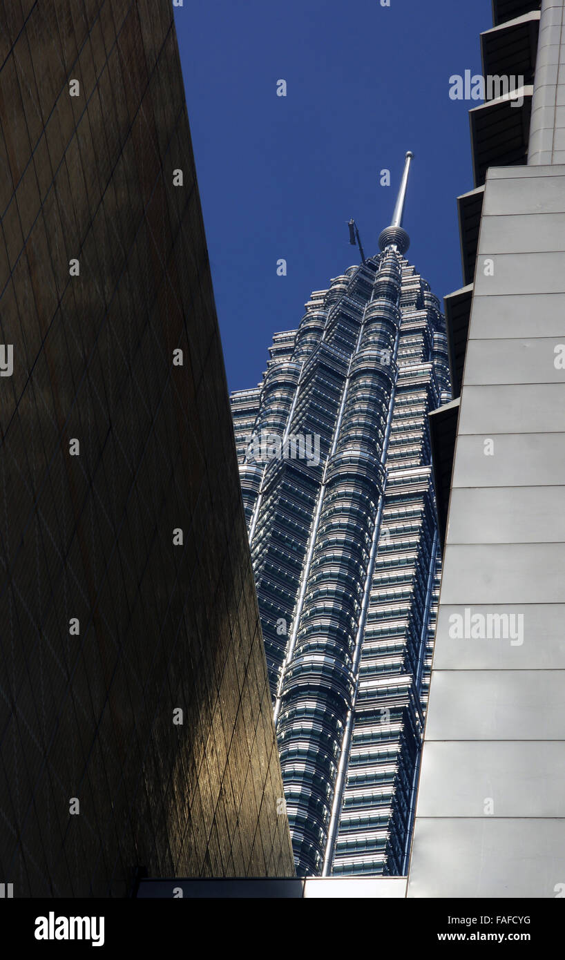Petronas Tower vista laterale di Kuala Lumpur in Malesia Foto Stock