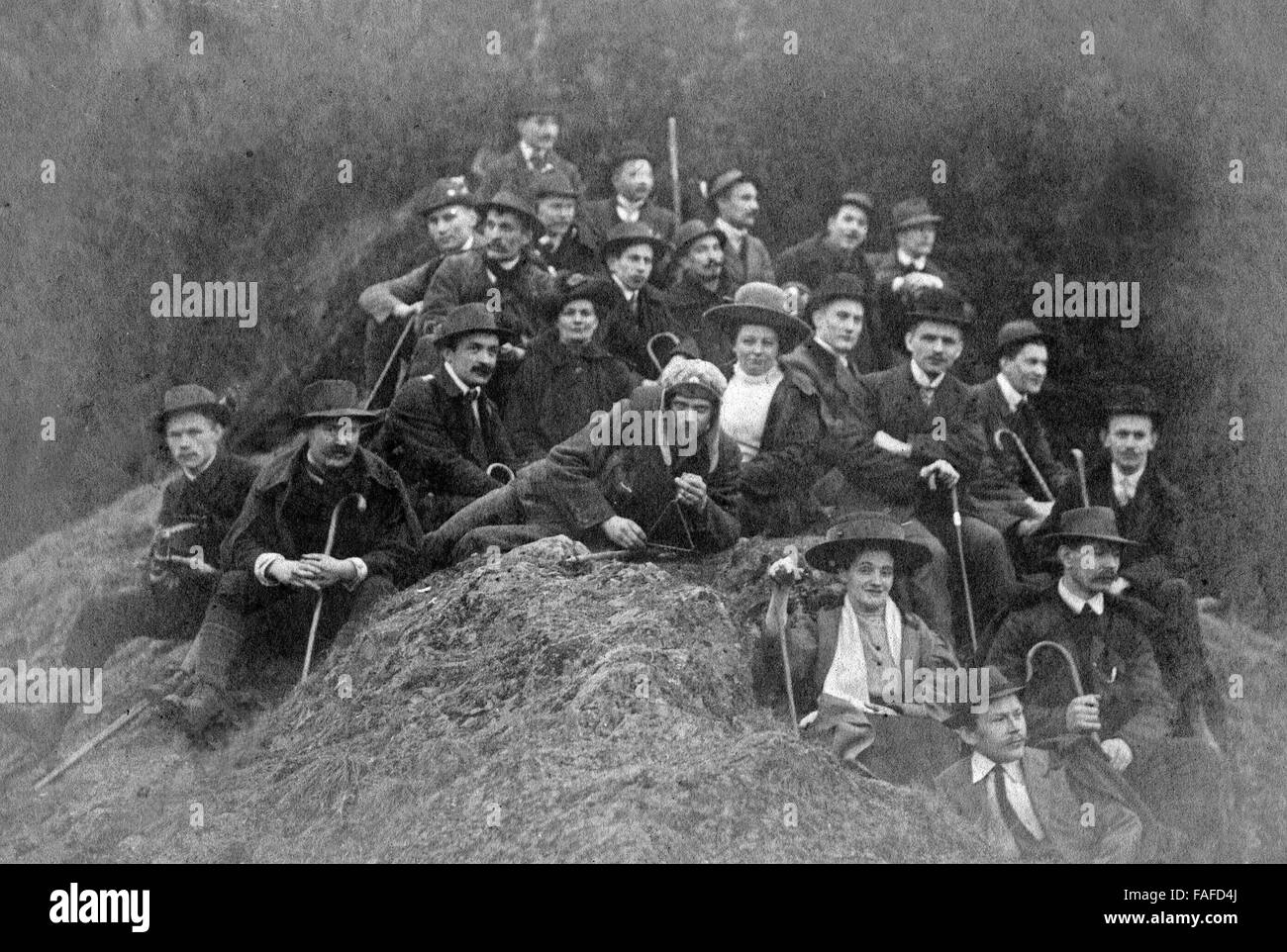 Gruppe der Naturfreunde Cöln bei einem Gruppenfoto auf einem Heuhaufen, Deutschland 1910er Jahre. Gruppo di Naturfreunde su un mucchio di fieno, Germania 1910s. Foto Stock