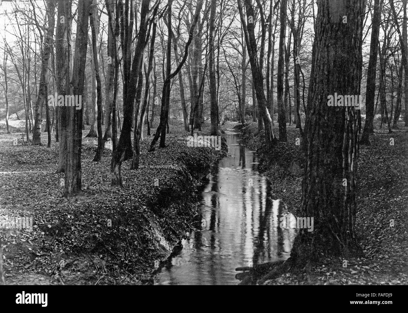 Impressione am Flehbach im rechtsrheinischen Köln, Deuschland 1920er Jahre. A flusso Flehbach sulla riva destra del fiume Reno a Colonia, Germania 1920s. Foto Stock