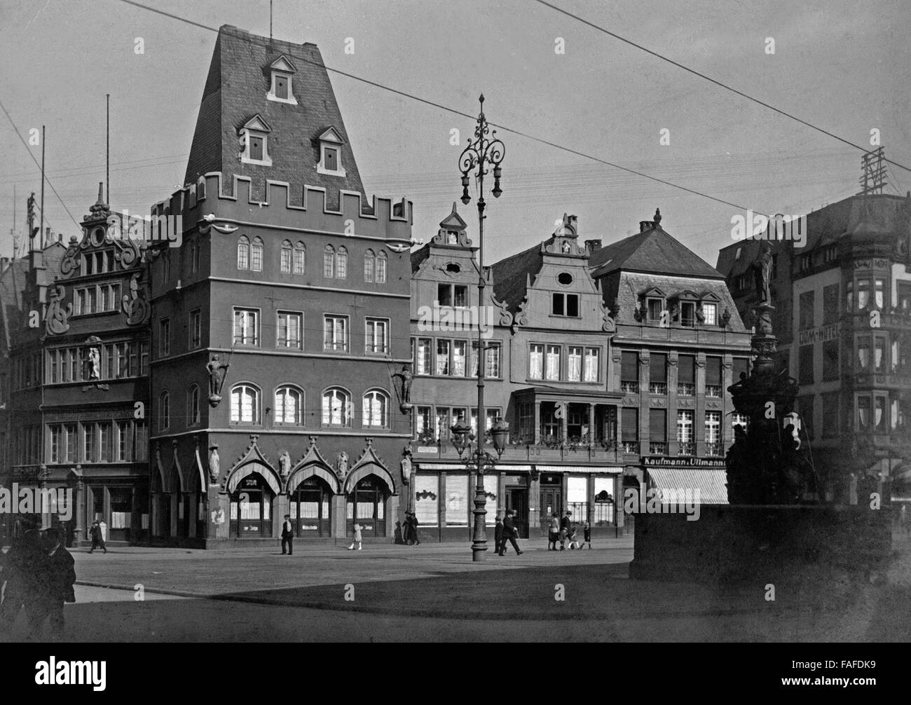 Blick auf das Rote Haus am Marktplatz in der Innenstadt von Trier Deutschland 1930er Jahr. Vista Rotes Haus la costruzione presso la piazza principale del mercato di Trier, Germania 1930s. Foto Stock