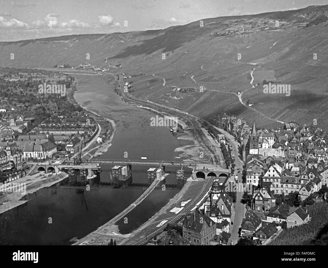 Blick auf Bernkastel (rechts) und Kues (links) an der Mosel, Deutschland 1930er Jahre. Vista di Bernkastel (destra) e Kues (sinistra) al fiume Mosella, Germania 1930s. Foto Stock
